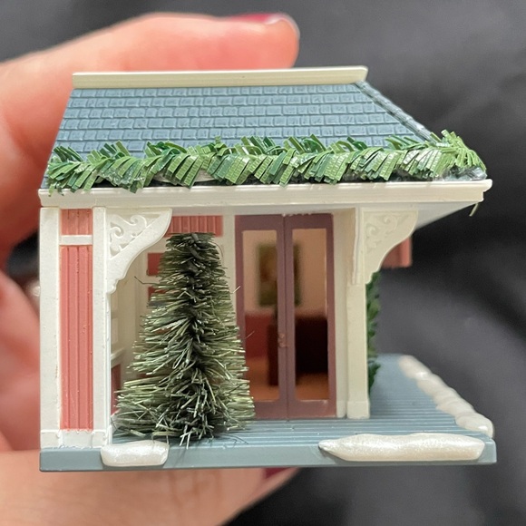 HALLMARK KEEPSAKE ORNAMENT Chris Kringle Kitchen 2018 in Box Christmas Evergreen - Picture 7 of 8